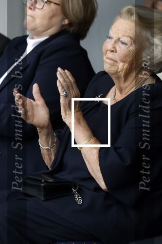 Groesbeek, 12-09-2025 - Hare Koninklijke Hoogheid Prinses Beatrix heropent de gerestaureerde korenmolen De Zuidmolen in Groesbeek. Prinses Beatrix loopt met wandelstok.