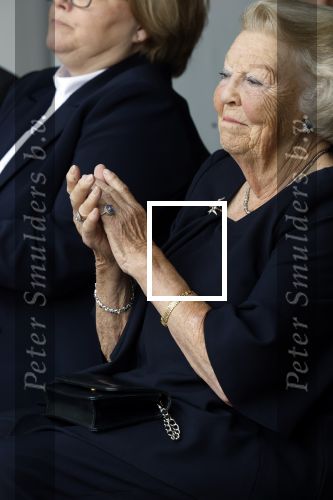 Groesbeek, 12-09-2025 - Hare Koninklijke Hoogheid Prinses Beatrix heropent de gerestaureerde korenmolen De Zuidmolen in Groesbeek. Prinses Beatrix loopt met wandelstok.