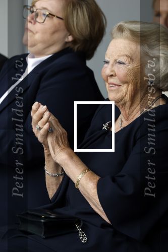 Groesbeek, 12-09-2025 - Hare Koninklijke Hoogheid Prinses Beatrix heropent de gerestaureerde korenmolen De Zuidmolen in Groesbeek. Prinses Beatrix loopt met wandelstok.