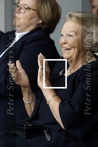 Groesbeek, 12-09-2025 - Hare Koninklijke Hoogheid Prinses Beatrix heropent de gerestaureerde korenmolen De Zuidmolen in Groesbeek. Prinses Beatrix loopt met wandelstok.
