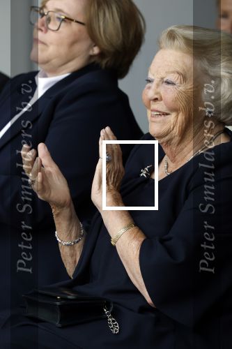 Groesbeek, 12-09-2025 - Hare Koninklijke Hoogheid Prinses Beatrix heropent de gerestaureerde korenmolen De Zuidmolen in Groesbeek. Prinses Beatrix loopt met wandelstok.