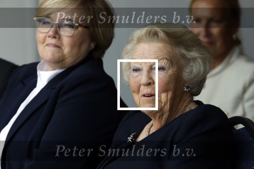 Groesbeek, 12-09-2025 - Hare Koninklijke Hoogheid Prinses Beatrix heropent de gerestaureerde korenmolen De Zuidmolen in Groesbeek. Prinses Beatrix loopt met wandelstok.