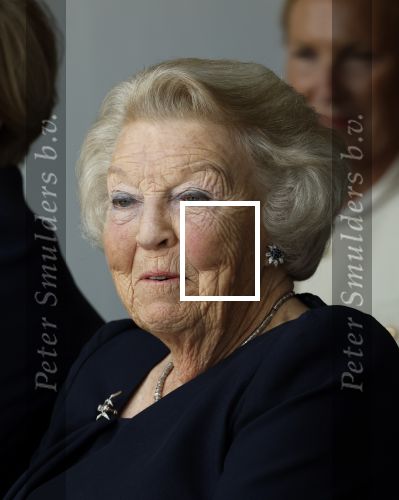 Groesbeek, 12-09-2025 - Hare Koninklijke Hoogheid Prinses Beatrix heropent de gerestaureerde korenmolen De Zuidmolen in Groesbeek. Prinses Beatrix loopt met wandelstok.