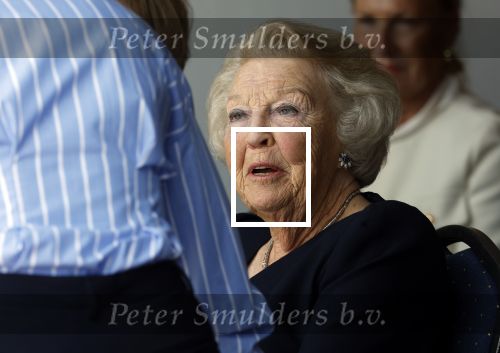 Groesbeek, 12-09-2025 - Hare Koninklijke Hoogheid Prinses Beatrix heropent de gerestaureerde korenmolen De Zuidmolen in Groesbeek. Prinses Beatrix loopt met wandelstok.