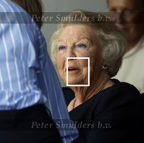 Groesbeek, 12-09-2025 - Hare Koninklijke Hoogheid Prinses Beatrix heropent de gerestaureerde korenmolen De Zuidmolen in Groesbeek. Prinses Beatrix loopt met wandelstok.