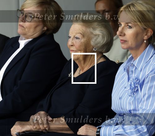 Groesbeek, 12-09-2025 - Hare Koninklijke Hoogheid Prinses Beatrix heropent de gerestaureerde korenmolen De Zuidmolen in Groesbeek. Prinses Beatrix loopt met wandelstok.