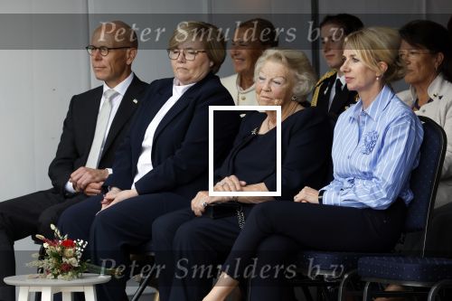 Groesbeek, 12-09-2025 - Hare Koninklijke Hoogheid Prinses Beatrix heropent de gerestaureerde korenmolen De Zuidmolen in Groesbeek. Prinses Beatrix loopt met wandelstok.