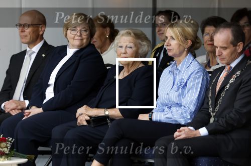 Groesbeek, 12-09-2025 - Hare Koninklijke Hoogheid Prinses Beatrix heropent de gerestaureerde korenmolen De Zuidmolen in Groesbeek. Prinses Beatrix loopt met wandelstok.