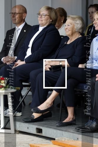 Groesbeek, 12-09-2025 - Hare Koninklijke Hoogheid Prinses Beatrix heropent de gerestaureerde korenmolen De Zuidmolen in Groesbeek. Prinses Beatrix loopt met wandelstok.