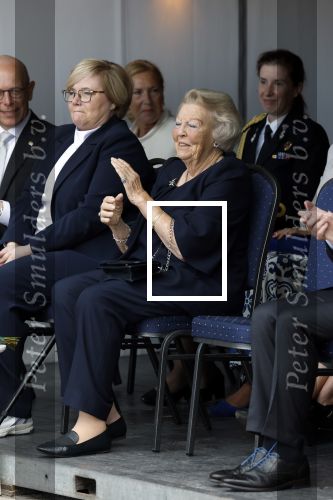 Groesbeek, 12-09-2025 - Hare Koninklijke Hoogheid Prinses Beatrix heropent de gerestaureerde korenmolen De Zuidmolen in Groesbeek. Prinses Beatrix loopt met wandelstok.