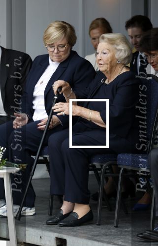 Groesbeek, 12-09-2025 - Hare Koninklijke Hoogheid Prinses Beatrix heropent de gerestaureerde korenmolen De Zuidmolen in Groesbeek. Prinses Beatrix loopt met wandelstok.