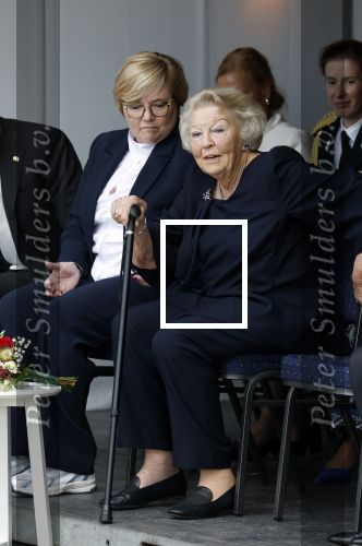 Groesbeek, 12-09-2025 - Hare Koninklijke Hoogheid Prinses Beatrix heropent de gerestaureerde korenmolen De Zuidmolen in Groesbeek. Prinses Beatrix loopt met wandelstok.