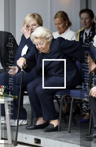 Groesbeek, 12-09-2025 - Hare Koninklijke Hoogheid Prinses Beatrix heropent de gerestaureerde korenmolen De Zuidmolen in Groesbeek. Prinses Beatrix loopt met wandelstok.