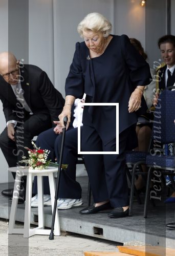Groesbeek, 12-09-2025 - Hare Koninklijke Hoogheid Prinses Beatrix heropent de gerestaureerde korenmolen De Zuidmolen in Groesbeek. Prinses Beatrix loopt met wandelstok.
