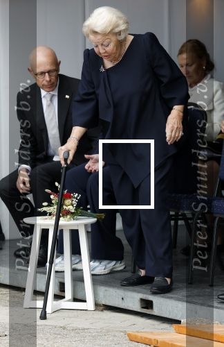 Groesbeek, 12-09-2025 - Hare Koninklijke Hoogheid Prinses Beatrix heropent de gerestaureerde korenmolen De Zuidmolen in Groesbeek. Prinses Beatrix loopt met wandelstok.