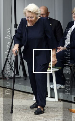 Groesbeek, 12-09-2025 - Hare Koninklijke Hoogheid Prinses Beatrix heropent de gerestaureerde korenmolen De Zuidmolen in Groesbeek. Prinses Beatrix loopt met wandelstok.