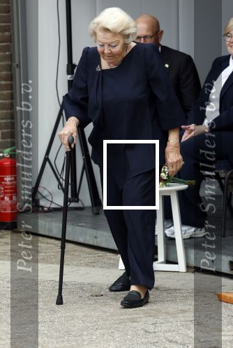 Groesbeek, 12-09-2025 - Hare Koninklijke Hoogheid Prinses Beatrix heropent de gerestaureerde korenmolen De Zuidmolen in Groesbeek. Prinses Beatrix loopt met wandelstok.