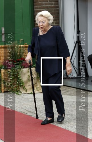 Groesbeek, 12-09-2025 - Hare Koninklijke Hoogheid Prinses Beatrix heropent de gerestaureerde korenmolen De Zuidmolen in Groesbeek. Prinses Beatrix loopt met wandelstok.
