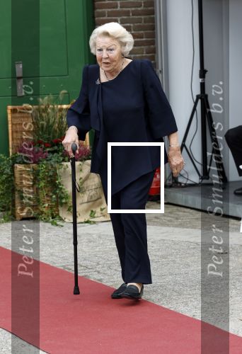 Groesbeek, 12-09-2025 - Hare Koninklijke Hoogheid Prinses Beatrix heropent de gerestaureerde korenmolen De Zuidmolen in Groesbeek. Prinses Beatrix loopt met wandelstok.