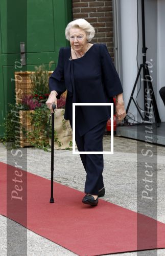 Groesbeek, 12-09-2025 - Hare Koninklijke Hoogheid Prinses Beatrix heropent de gerestaureerde korenmolen De Zuidmolen in Groesbeek. Prinses Beatrix loopt met wandelstok.
