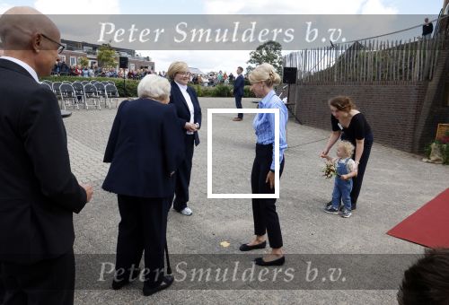 Groesbeek, 12-09-2025 - Hare Koninklijke Hoogheid Prinses Beatrix heropent de gerestaureerde korenmolen De Zuidmolen in Groesbeek. Prinses Beatrix loopt met wandelstok.