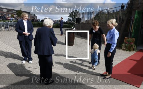 Groesbeek, 12-09-2025 - Hare Koninklijke Hoogheid Prinses Beatrix heropent de gerestaureerde korenmolen De Zuidmolen in Groesbeek. Prinses Beatrix loopt met wandelstok.