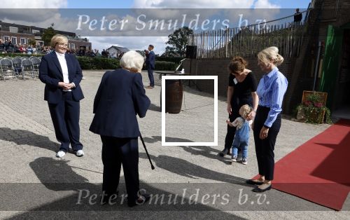 Groesbeek, 12-09-2025 - Hare Koninklijke Hoogheid Prinses Beatrix heropent de gerestaureerde korenmolen De Zuidmolen in Groesbeek. Prinses Beatrix loopt met wandelstok.