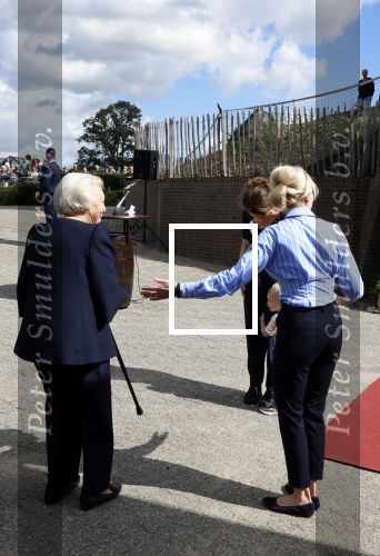 Groesbeek, 12-09-2025 - Hare Koninklijke Hoogheid Prinses Beatrix heropent de gerestaureerde korenmolen De Zuidmolen in Groesbeek. Prinses Beatrix loopt met wandelstok.