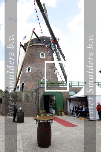 Groesbeek, 12-09-2025 - Hare Koninklijke Hoogheid Prinses Beatrix heropent de gerestaureerde korenmolen De Zuidmolen in Groesbeek. Prinses Beatrix loopt met wandelstok.