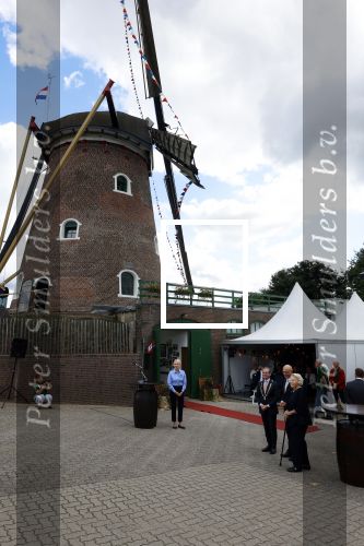 Groesbeek, 12-09-2025 - Hare Koninklijke Hoogheid Prinses Beatrix heropent de gerestaureerde korenmolen De Zuidmolen in Groesbeek. Prinses Beatrix loopt met wandelstok.