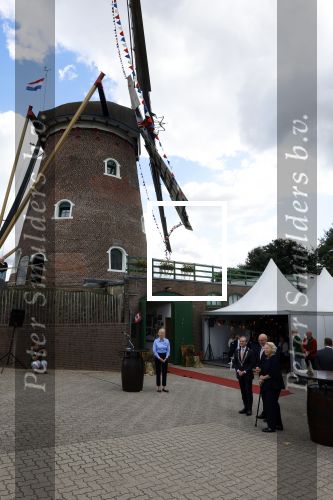 Groesbeek, 12-09-2025 - Hare Koninklijke Hoogheid Prinses Beatrix heropent de gerestaureerde korenmolen De Zuidmolen in Groesbeek. Prinses Beatrix loopt met wandelstok.