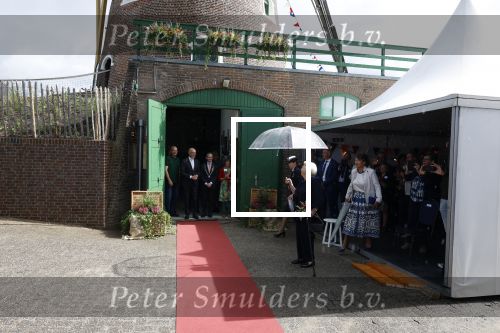 Groesbeek, 12-09-2025 - Hare Koninklijke Hoogheid Prinses Beatrix heropent de gerestaureerde korenmolen De Zuidmolen in Groesbeek. Prinses Beatrix loopt met wandelstok.