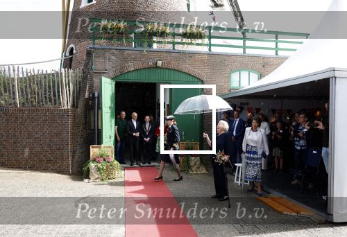 Groesbeek, 12-09-2025 - Hare Koninklijke Hoogheid Prinses Beatrix heropent de gerestaureerde korenmolen De Zuidmolen in Groesbeek. Prinses Beatrix loopt met wandelstok.