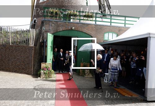 Groesbeek, 12-09-2025 - Hare Koninklijke Hoogheid Prinses Beatrix heropent de gerestaureerde korenmolen De Zuidmolen in Groesbeek. Prinses Beatrix loopt met wandelstok.