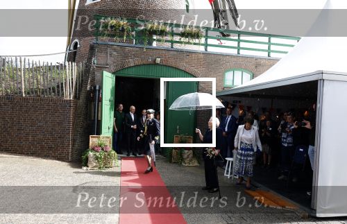 Groesbeek, 12-09-2025 - Hare Koninklijke Hoogheid Prinses Beatrix heropent de gerestaureerde korenmolen De Zuidmolen in Groesbeek. Prinses Beatrix loopt met wandelstok.