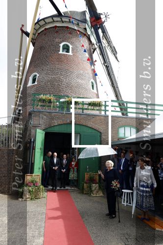 Groesbeek, 12-09-2025 - Hare Koninklijke Hoogheid Prinses Beatrix heropent de gerestaureerde korenmolen De Zuidmolen in Groesbeek. Prinses Beatrix loopt met wandelstok.