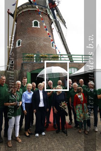 Groesbeek, 12-09-2025 - Hare Koninklijke Hoogheid Prinses Beatrix heropent de gerestaureerde korenmolen De Zuidmolen in Groesbeek. Prinses Beatrix loopt met wandelstok.