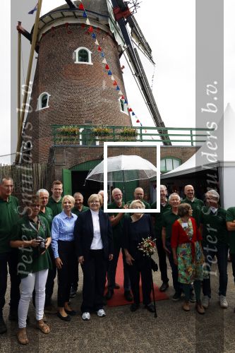 Groesbeek, 12-09-2025 - Hare Koninklijke Hoogheid Prinses Beatrix heropent de gerestaureerde korenmolen De Zuidmolen in Groesbeek. Prinses Beatrix loopt met wandelstok.
