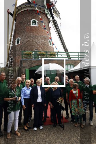 Groesbeek, 12-09-2025 - Hare Koninklijke Hoogheid Prinses Beatrix heropent de gerestaureerde korenmolen De Zuidmolen in Groesbeek. Prinses Beatrix loopt met wandelstok.