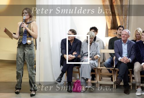 Amsterdam 18 september 2025
Prinses Eloise organiseert samen met Attire Amsterdam en My Lima Lima een modeshow . Haar ouders, Prins Constantijn en moeder Prinses Laurentien zijn natuurlijk aanwezig .