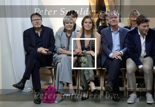 Amsterdam 18 september 2025
Prinses Eloise organiseert samen met Attire Amsterdam en My Lima Lima een modeshow . Haar ouders, Prins Constantijn en moeder Prinses Laurentien zijn natuurlijk aanwezig .