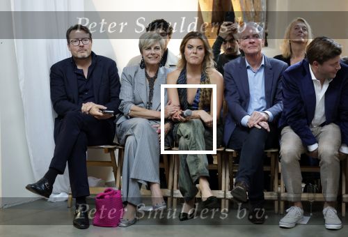 Amsterdam 18 september 2025
Prinses Eloise organiseert samen met Attire Amsterdam en My Lima Lima een modeshow . Haar ouders, Prins Constantijn en moeder Prinses Laurentien zijn natuurlijk aanwezig .