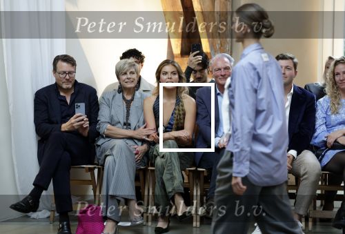 Amsterdam 18 september 2025
Prinses Eloise organiseert samen met Attire Amsterdam en My Lima Lima een modeshow . Haar ouders, Prins Constantijn en moeder Prinses Laurentien zijn natuurlijk aanwezig .