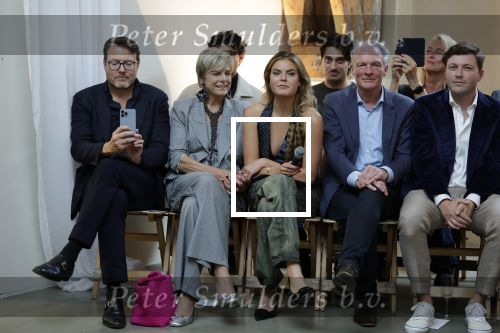 Amsterdam 18 september 2025
Prinses Eloise organiseert samen met Attire Amsterdam en My Lima Lima een modeshow . Haar ouders, Prins Constantijn en moeder Prinses Laurentien zijn natuurlijk aanwezig .