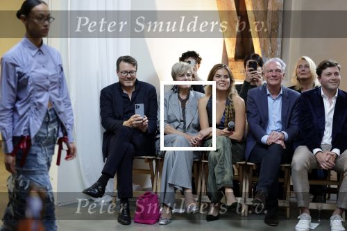 Amsterdam 18 september 2025
Prinses Eloise organiseert samen met Attire Amsterdam en My Lima Lima een modeshow . Haar ouders, Prins Constantijn en moeder Prinses Laurentien zijn natuurlijk aanwezig .