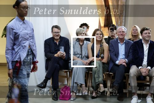 Amsterdam 18 september 2025
Prinses Eloise organiseert samen met Attire Amsterdam en My Lima Lima een modeshow . Haar ouders, Prins Constantijn en moeder Prinses Laurentien zijn natuurlijk aanwezig .
