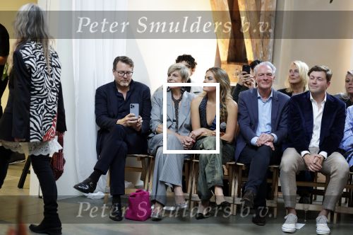 Amsterdam 18 september 2025
Prinses Eloise organiseert samen met Attire Amsterdam en My Lima Lima een modeshow . Haar ouders, Prins Constantijn en moeder Prinses Laurentien zijn natuurlijk aanwezig .