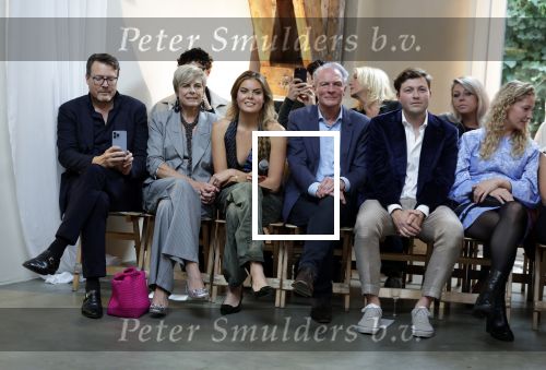 Amsterdam 18 september 2025
Prinses Eloise organiseert samen met Attire Amsterdam en My Lima Lima een modeshow . Haar ouders, Prins Constantijn en moeder Prinses Laurentien zijn natuurlijk aanwezig .