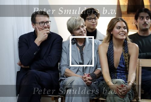 Amsterdam 18 september 2025
Prinses Eloise organiseert samen met Attire Amsterdam en My Lima Lima een modeshow . Haar ouders, Prins Constantijn en moeder Prinses Laurentien zijn natuurlijk aanwezig .