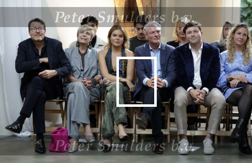 Amsterdam 18 september 2025
Prinses Eloise organiseert samen met Attire Amsterdam en My Lima Lima een modeshow . Haar ouders, Prins Constantijn en moeder Prinses Laurentien zijn natuurlijk aanwezig .